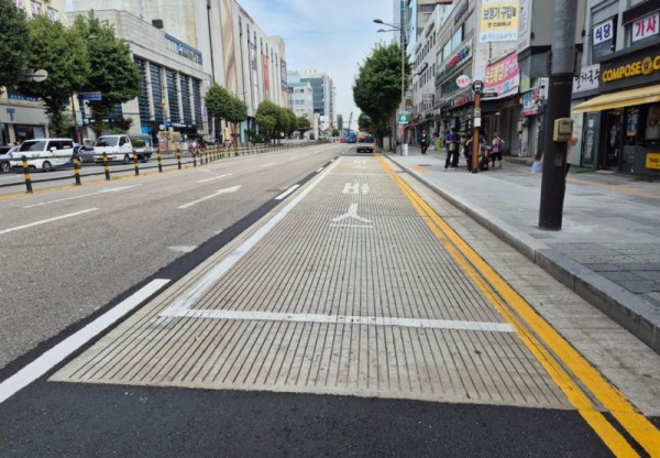 안양시는 만안구 남부시장 버스정류장 앞 도로를 내구성이 높은 콘크리트로 포장해 도로 환경을 개선했다.jpg